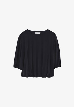 Sort løs bluse med trekvartlange ærmer og indsamlet kant, med rund halsudskæring og subtil drapering.
