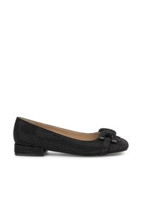 Schwarze flache Schuhe aus strukturiertem Stoff, verziert mit einer Schleifendetail, kleinen schwarzen Akzenten und einem niedrigen Blockabsatz. Entworfen für Komfort und Stil.