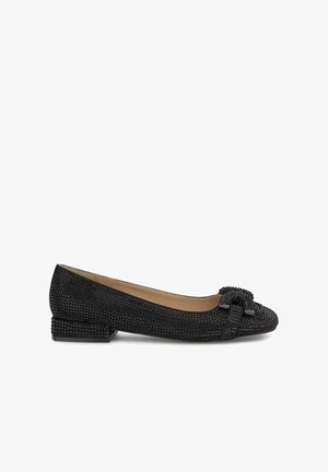 Zwarte platte schoenen van een gestructureerde stof, versierd met een strikdetail, kleine zwarte accenten en een lage blokhak. Ontworpen voor comfort en stijl.