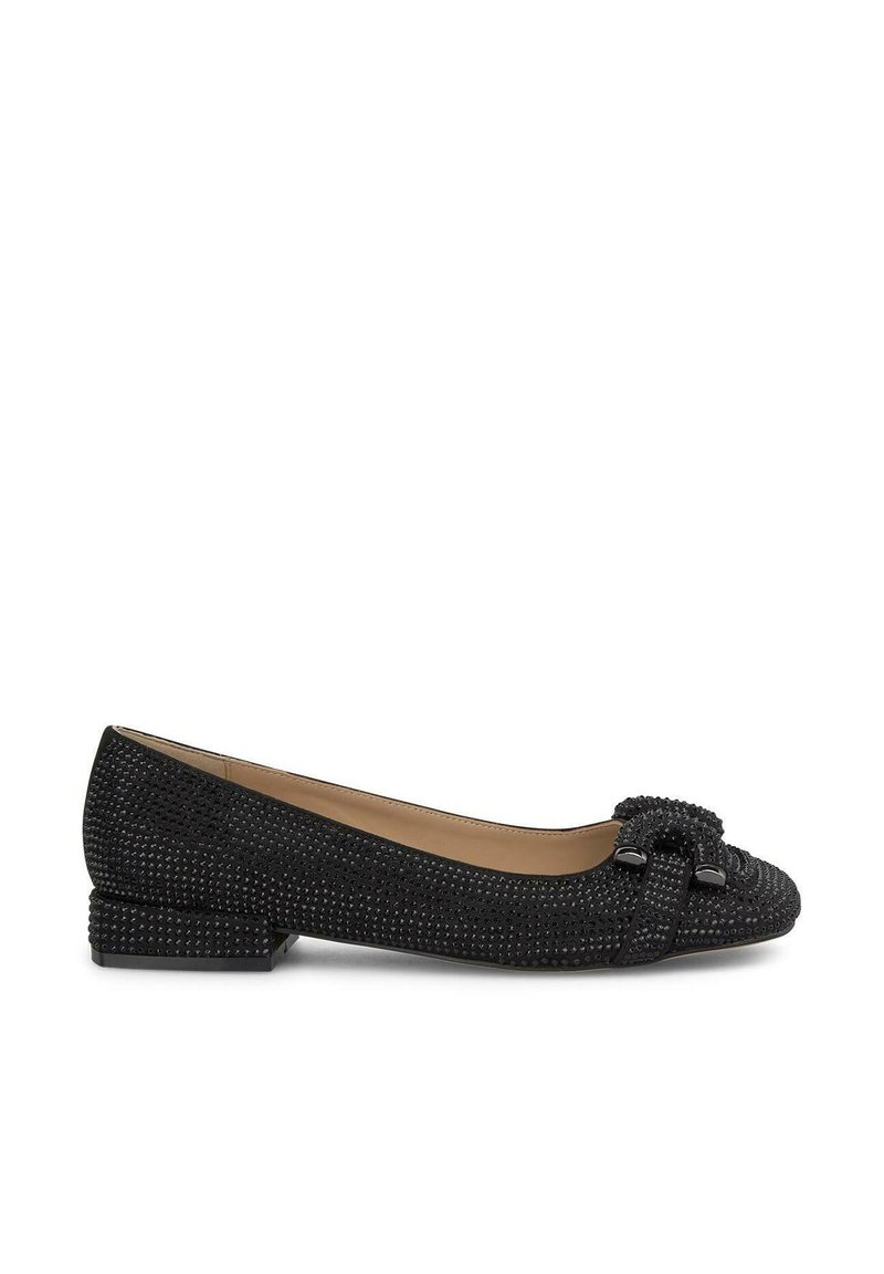 Schwarze flache Schuhe aus strukturiertem Stoff, verziert mit einer Schleifendetail, kleinen schwarzen Akzenten und einem niedrigen Blockabsatz. Entworfen für Komfort und Stil.