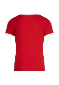 Camiseta de algodón roja de manga corta. Ribete blanco en las mangas y el escote. Textura suave, diseño simple sin patrones ni adornos.