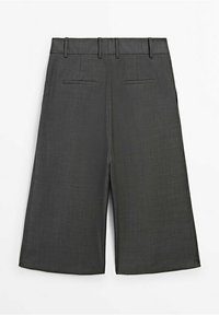 Shorts gris foncé arrivant aux genoux avec passants pour ceinture et deux poches passepoilées à l'arrière, fabriqués en tissu texturé.