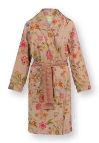 Beige knielang gewaad met meerkleurige bloemenborduursels, lange mouwen, voorzakken en een gestreepte riem die om de taille is geknoopt.