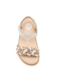 Sandalias con tiras, con un upper tejido en metálico dorado y blanco, tira en el tobillo ajustable y una plantilla texturizada en beige.