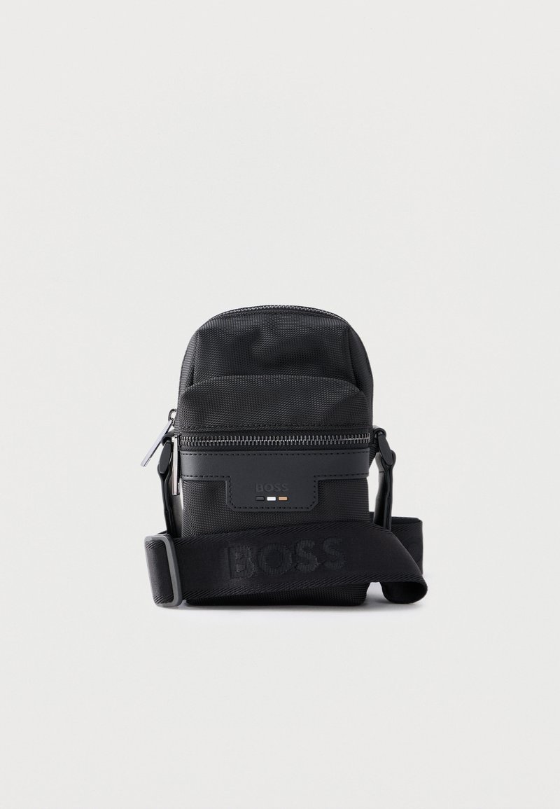 Μαύρο μικρό τσαντάκι ώμου με μπροστινή τσέπη με φερμουάρ, ρυθμιζόμενο λουράκι με ανάγλυφη επιγραφή "BOSS" και υφή υφάσματος.