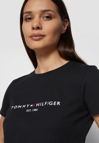 Tommy Hilfiger HERITAGE  - T-shirts print - schwarz