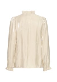 Cremefarvet bluse med blank finish, rynket halsudskæring, lange ærmer med samlede manchetter og en glat, flydende tekstur.