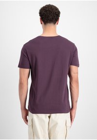 Lila Baumwoll-T-Shirt mit kurzen Ärmeln und Rundhalsausschnitt, mit geradem Saum und minimalistischer Gestaltung.