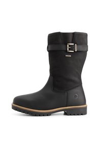 Zwarte leren laars tot halverwege de kuit met een gestructureerde bovenkant, decoratieve gespband, beige zooltrim en gelogde rubberen buitenzool.