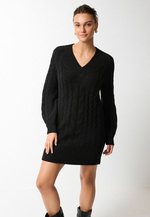 CABLE V-NECK - Stickad klänning - black