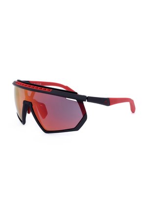 Occhiali da sole sportivi rossi e neri con una lente specchiata singola e montatura ventilata, inclinati per mostrare il lato destro e l'asta.