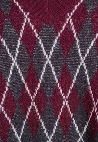 Pletený svetr s tmavě šedým pozadím a vínovým a bílým argyle vzorem. Textura se zdá být měkká a mírně chlupatá.