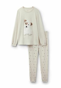 Pyjamas longs couleur crème avec un design de chien en peluche sur le haut et des motifs de cœurs sur le bas.