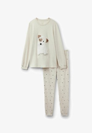 Pyjamas longs couleur crème avec un design de chien en peluche sur le haut et des motifs de cœurs sur le bas.