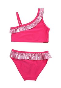 Maillot de bain deux pièces rose avec un top à une épaule orné d'un volan argenté brillant et un bas assorti décoré d'un volan argenté.
