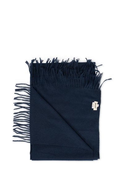 Sciarpa di lana blu navy con bordi frangiati e una piccola etichetta, piegata per mostrare la texture e la superficie uniforme. Materiale morbido e liscio.