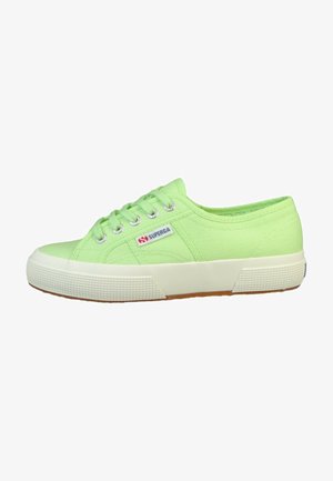 Groene canvas sneakers met witte rubberen zolen, met een ronde neus, vetersluiting en textiel. Merkenlabel zichtbaar aan de zijkant.