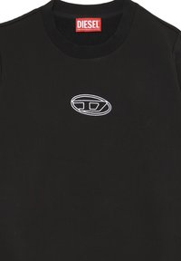 T-shirt nera in cotone con collo a giro, dotata di un logo bianco ricamato sul petto e un'etichetta rossa del marchio sul collo.