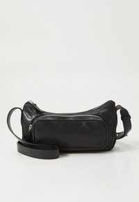 Borsa a tracolla in pelle nera con tracolla regolabile e tasca anteriore con zip, mostrata su uno sfondo bianco uniforme.