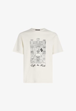 Valkoisesta puuvillasta valmistettu t-paita, jossa on musta luonnos kahvilasta ja "Café de Karl" -teksti sekä monimutkaisia arkkitehtonisia yksityiskohtia.