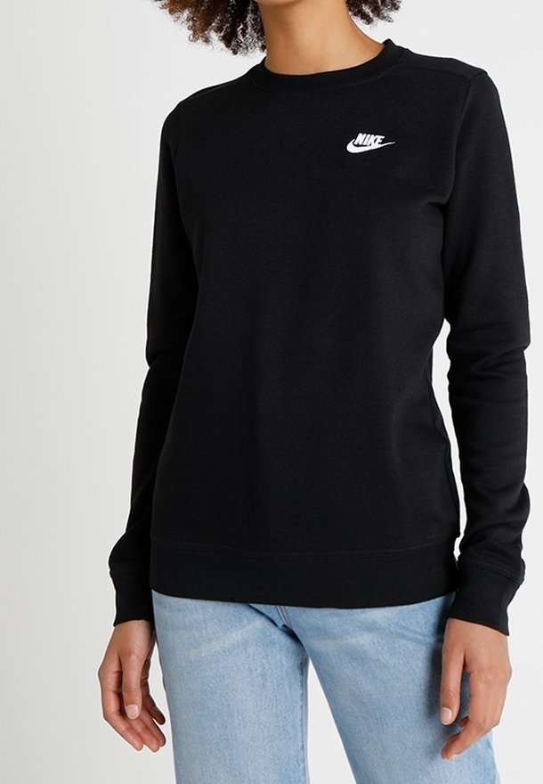 Svart sweatshirt i mjukt tyg, med rund hals, långa ärmar och en vit Nike-logotyp på övre vänstra bröstet.