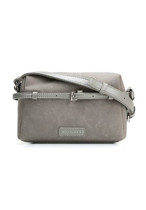 Petit sac bandoulière rectangulaire en daim gris avec sangle en cuir réglable et boucle argentée, nom de la marque "WITTCHEN" sur le devant.