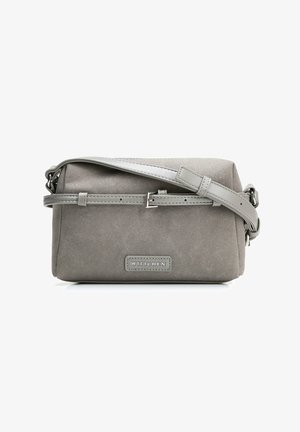 Kleine rechthoekige grijze suède crossbodytas met verstelbare leren riem en zilveren gesp, merknaam "WITTCHEN" aan de voorkant.