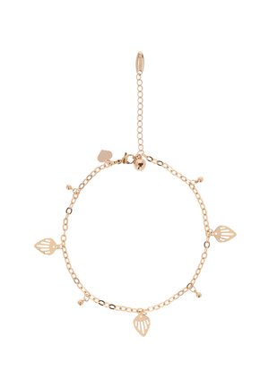 Guld kædearmbånd med tre udskårne bladvedhæng og små runde perler, med justerbar lukning og en lille mærkat nær lukningen.