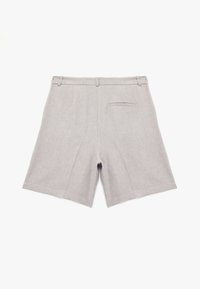 Pantalones cortos de lino gris con un frente plano, dos bolsillos traseros y una textura suave. El diseño está confeccionado con un corte recto y líneas limpias.
