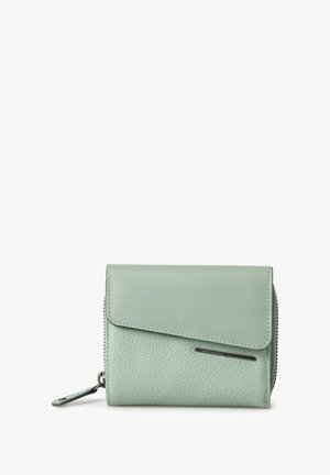 Portafoglio verde in pelle con finitura testurizzata, dotato di chiusura a patta, scomparto con zip e un accento metallico sul davanti.