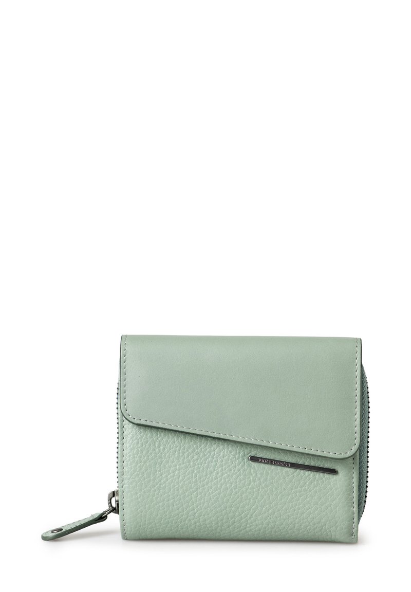 Portafoglio verde in pelle con finitura testurizzata, dotato di chiusura a patta, scomparto con zip e un accento metallico sul davanti.