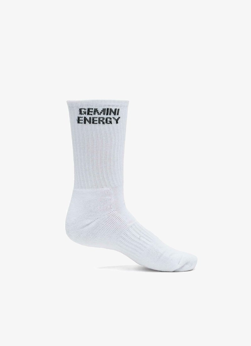 Hvite bomull crew sokker med ribbet tekstur; har "GEWJINI ENERGY" trykket i svart på oversiden. Ankellang design.