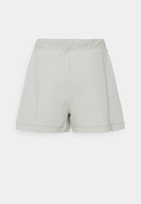 Shorts en coton gris clair avec une taille élastique, une silhouette décontractée et des bords cousus, offrant une texture lisse et un design minimaliste.