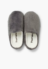 Chaussons en peluche gris avec un extérieur duveteux et une doublure intérieure douce. Design à bout fermé avec une semelle plate, comportant un texte de marque à l'intérieur.
