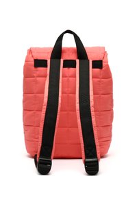 Prešívaný koralový ruksak s čiernymi popruhmi a akcentmi. Má obdĺžnikový tvar a polstrovanú textúru. Horná rukoväť pre jednoduché nosenie.