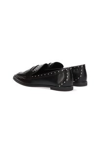 Mocasines de cuero negro con acentos de tachuelas, suela plana, punta redondeada y un diseño elegante. Costuras visibles y textura suave.