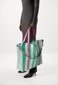 Mads Nørgaard LAUNDRETTE ALBA BAG - Veľká kabelka - classic green/white