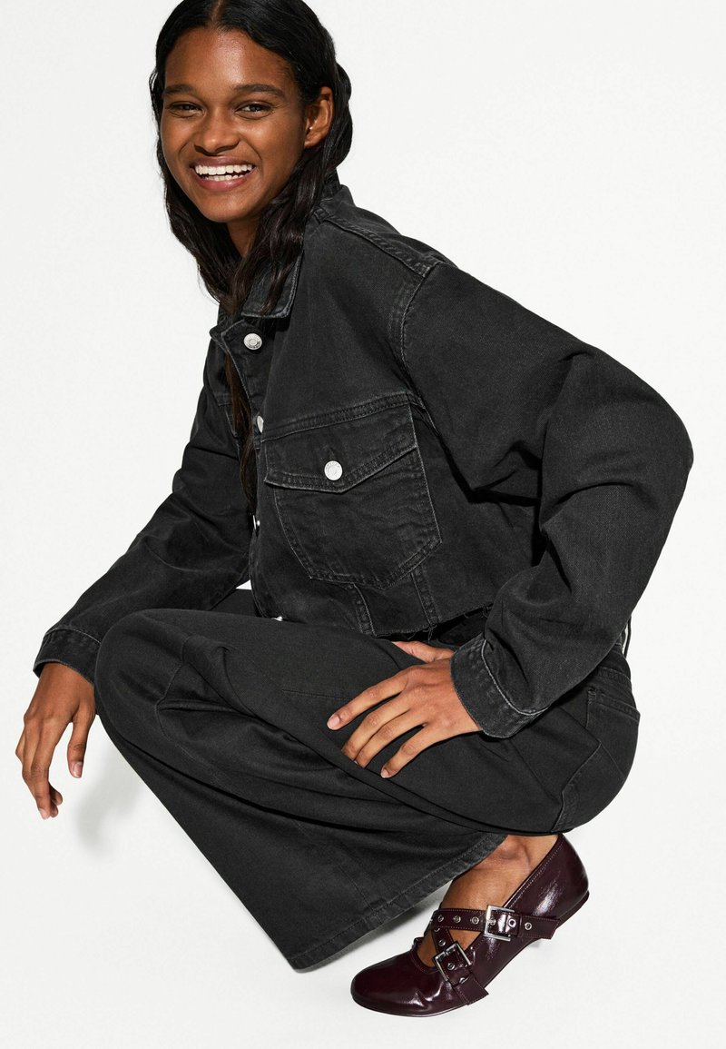 Chelsea Boots Jeansjacke Auf Schwarze Hose Bershka CROPPED