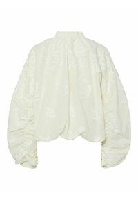 Witte blouse met pofmouwen en geëmbosseerde bloemenstructuur, gathered bij de schouders, afgeronde zoom en hoge kraag. Zachte stofafwerking.