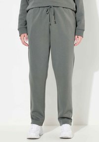 Ulla Popken KUSCHELWEICHE INNENSEITE ELASTIKBUND - Teplákové kalhoty - gray green