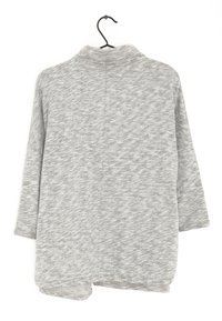 Top gris de textura, de manga larga y con cuello alto. Presenta un corte holgado y un dobladillo redondeado. Adecuado para un look casual.