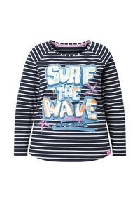 Maglietta a maniche lunghe blu navy e bianca a righe con una stampa grafica colorata che riporta il testo "SURF THE WAVE" e accentuazioni di stelle marine.