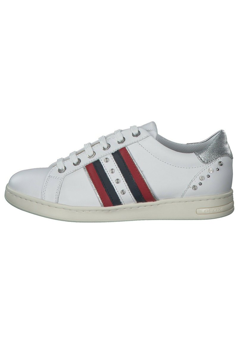 Zapatilla blanca con rayas rojas y marinas, detalles plateados, seis ojales y tachuelas decorativas en el talón y el costado. Suela de goma.