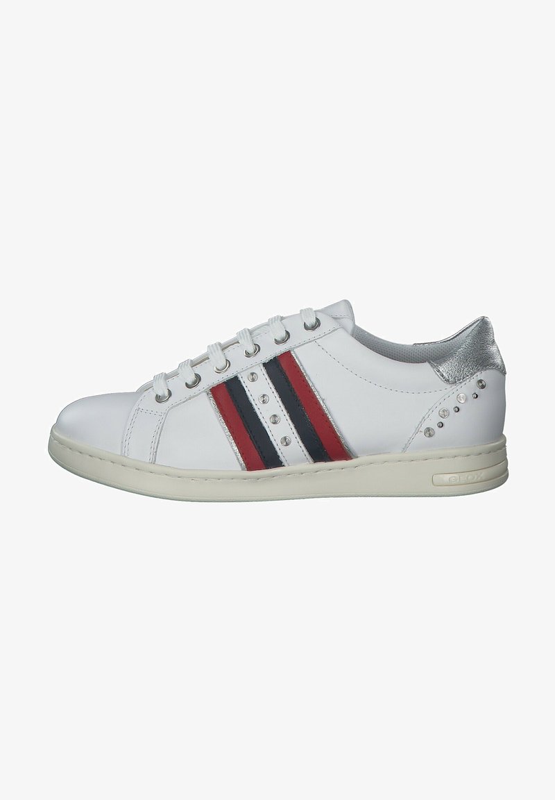 Baskets blanches avec des rayures rouges et navy, accents argentés, six œillets, et des clous décoratifs sur le talon et sur le côté. Semelle en caoutchouc.