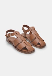 Bata Käimissandaalid - tan