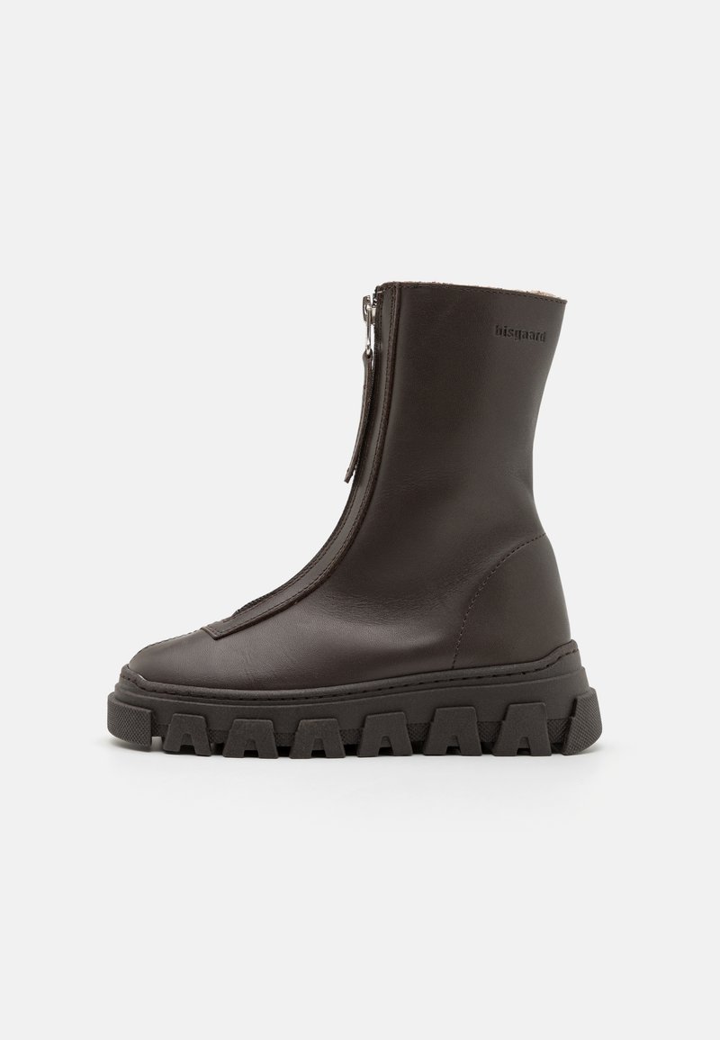 Brązowe skórzane botki za kostkę z bocznym zamkiem, masywną czarną gumową podeszwą i gładką fakturą. Posiada minimalistyczne logo na cholewce.