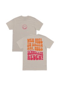 Beige Baumwoll-T-Shirt mit einem pinken Smiley-Gesicht-Design auf der Vorderseite und fettem, buntem Text in Orange und Pink auf der Rückseite.