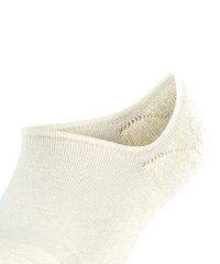 Beige ankle sock made of soft knit material, featuring a ribbed cuff and seamless toe area for comfort and a smooth fit.