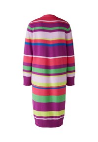 Robe en maille longueur genoux avec manches longues, présentant des rayures horizontales en violet, rouge, vert, rose, bleu et jaune sur fond blanc.