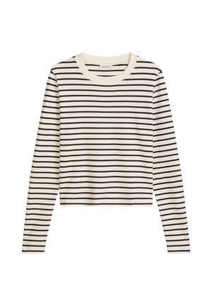 Kremowa koszula z długim rękawem o cienkich czarnych poziomych paskach i okrągłym dekolcie, ułożona płasko na białym tle.